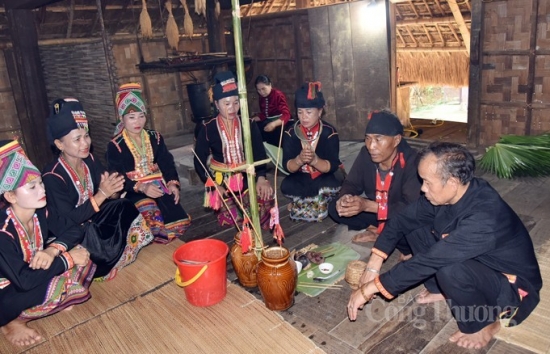 Lễ vào nhà mới - Nét văn hóa của dân tộc Khơ Mú