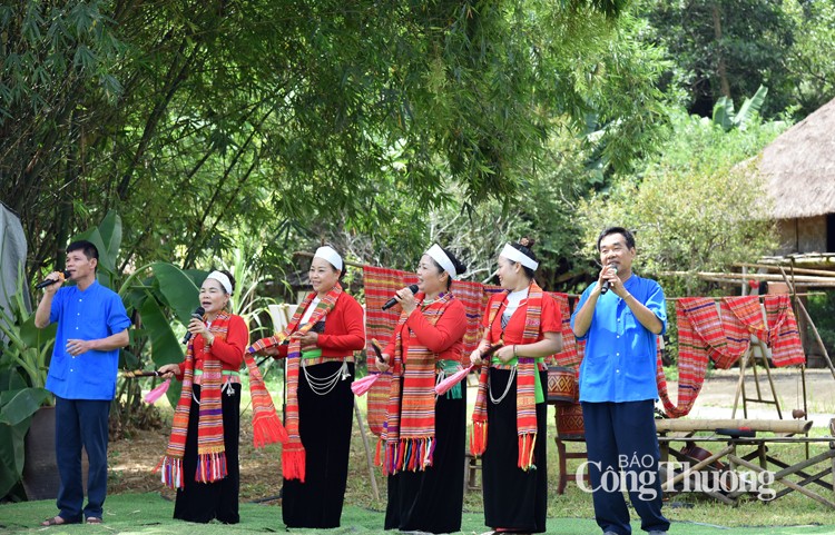 Ngọt ngào sâu lắng giai điệu “Sắc hoa Làng tôi”