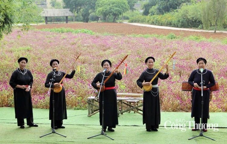 Ngọt ngào sâu lắng giai điệu “Sắc hoa Làng tôi”