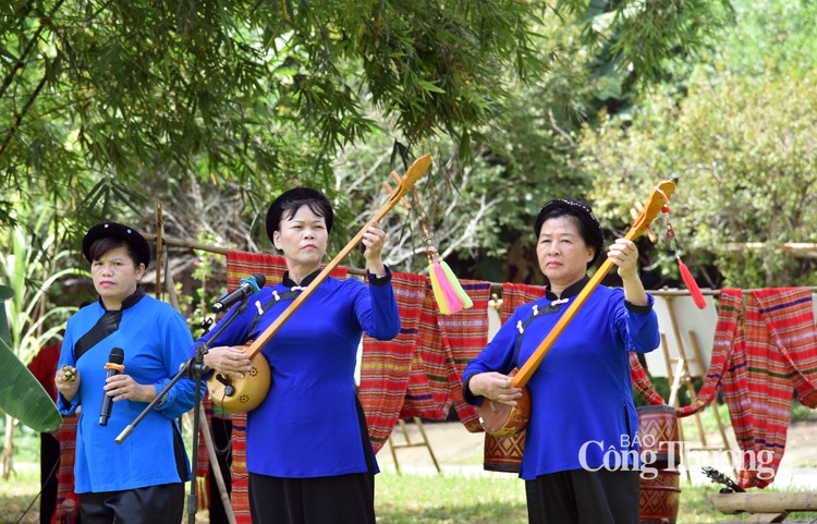 Ngọt ngào sâu lắng giai điệu “Sắc hoa Làng tôi”