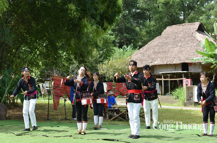 Ngọt ngào sâu lắng giai điệu “Sắc hoa Làng tôi”