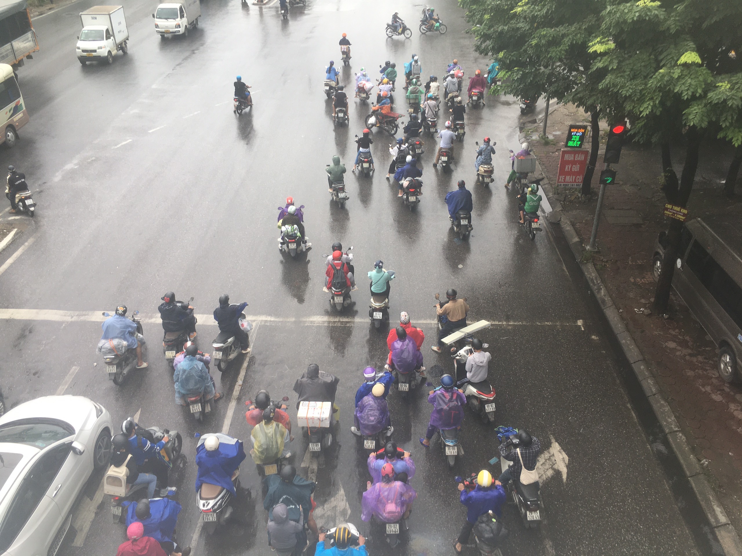Tránh tắc đường, nhiều người dân lên Hà Nội từ sớm - Ảnh 1