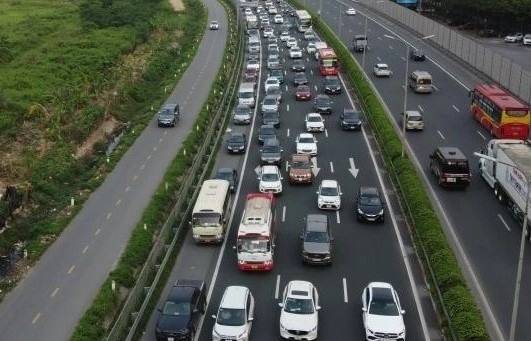 Tránh tắc đường, nhiều người dân lên Hà Nội từ sớm