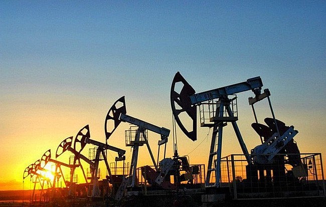 Cắt giảm nguồn cung đẩy giá dầu tiếp đà tăng trong tuần