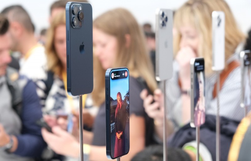 Ảnh bộ đôi iPhone 15 Pro và 15 Pro Max vỏ titanium