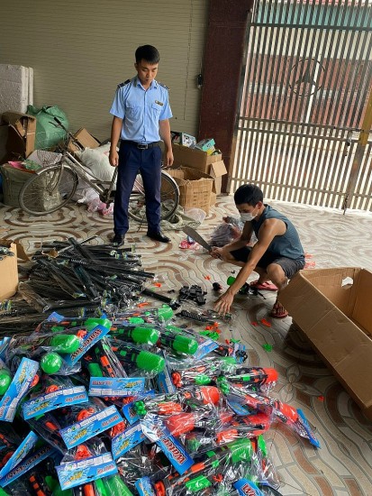 Quản lý thị trường Nghệ An Tiêu hủy số lượng lớn đồ chơi không rõ nguồn gốc xuất xứ