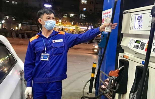 Vì sao không nên đổ xăng vào buổi trưa?