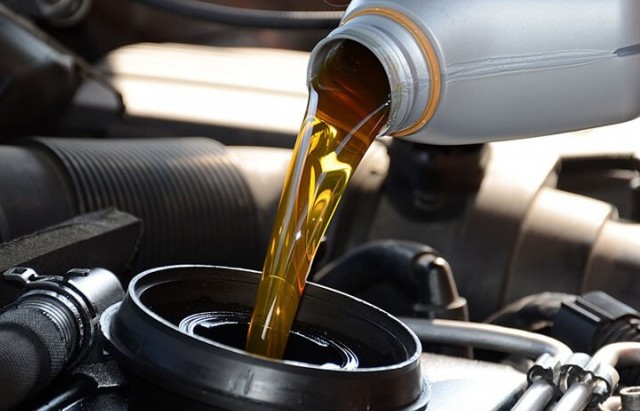 Đổ thừa dầu nhớt ô tô sẽ xảy ra chuyện gì?