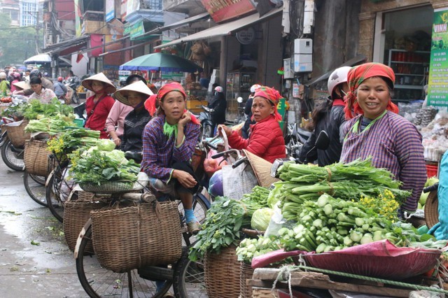 Bà con dân tộc Nùng bày bán rau cải tại chợ Kì Lừa, TP. Lạng Sơn (Ảnh: Thúy Hồng)