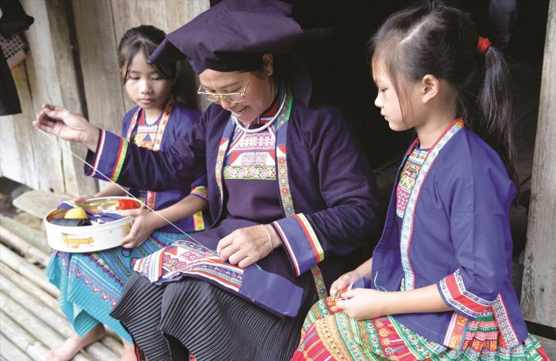 Bảo tồn trang phục truyền thống của dân tộc Mông ở xã Cao Minh, huyện Tràng Định (Ảnh: Tuyết Mai)