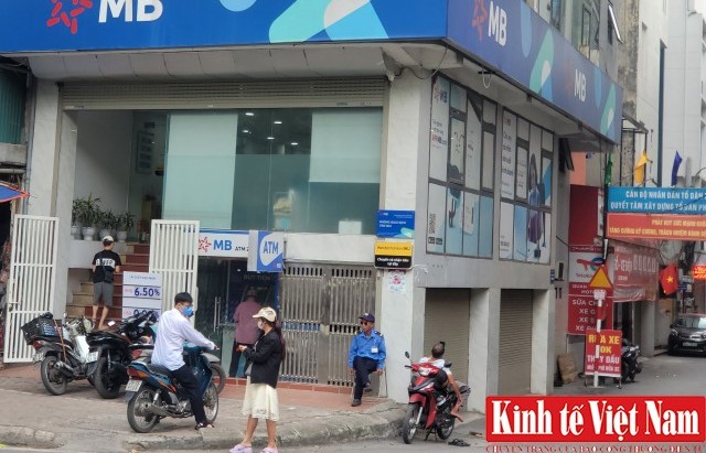 Khách hàng đến MBBank gửi tiết kiệm, được tư vấn mua bảo hiểm MB Ageas Life: Gian nan đòi lại tiền
