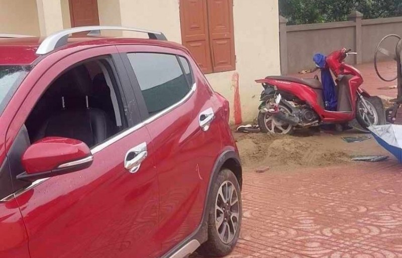 Nghệ An: Giáo viên lùi xe ô tô khiến một học sinh lớp 6 tử vong