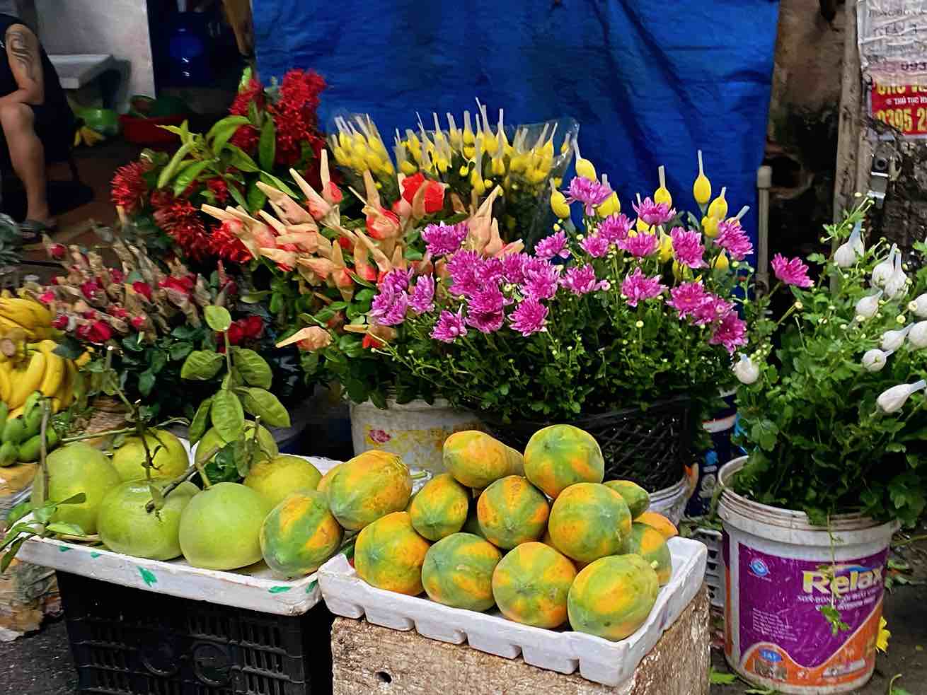 Hoa quả tại các chợ truyền thống tăng 20-30% so với tuần trước. Ảnh: Linh Anh