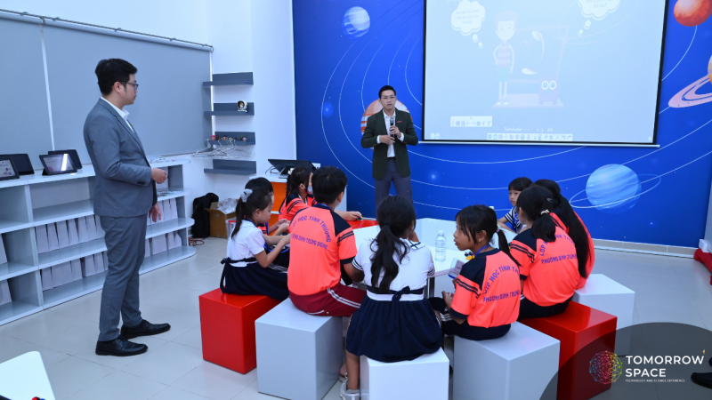 Các em cũng sẽ được trải nghiệm dạy - học theo mô hình lớp học thông minh trên các thiết bị và giải pháp công nghệ