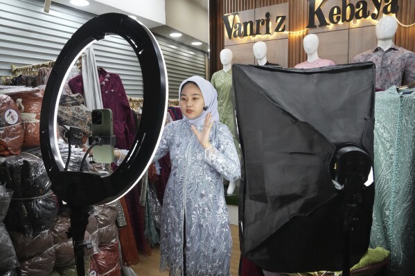 Indonesia ban hành lệnh cấm giao dịch thương mại với Tiktok. Ảnh AP News