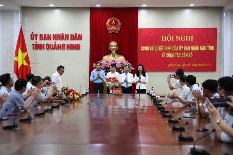Phó Bí thư Thường trực Tỉnh ủy, Chủ tịch HĐND tỉnh Quảng Trị Nguyễn Đăng Quang trao quyết định, tặng hoa chúc mừng các cán bộ được bổ nhiệm