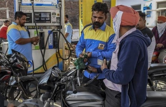Ấn Độ sẽ quản lý giá dầu mỏ nếu vượt quá 100 USD một thùng