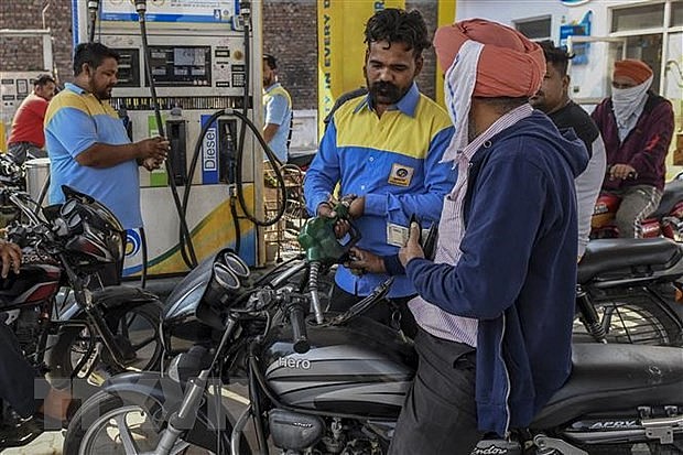 Khách hàng đổ xăng tại một trạm xăng ở Amritsar, Ấn Độ. (Ảnh: AFP/TTXVN)