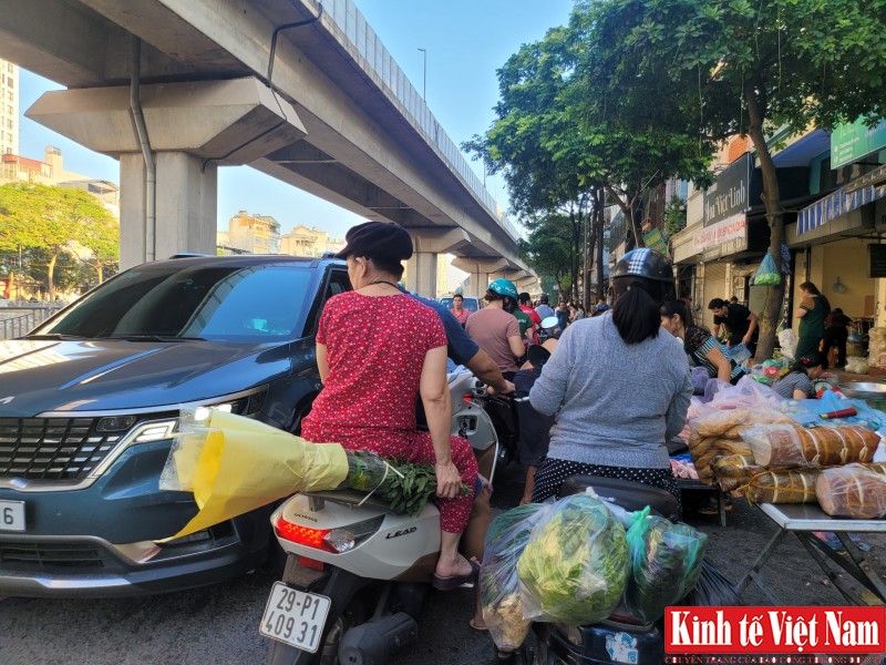 Chợ cóc Ngã Tư Sở vì sao nhiều năm chưa được xử lý triệt để?