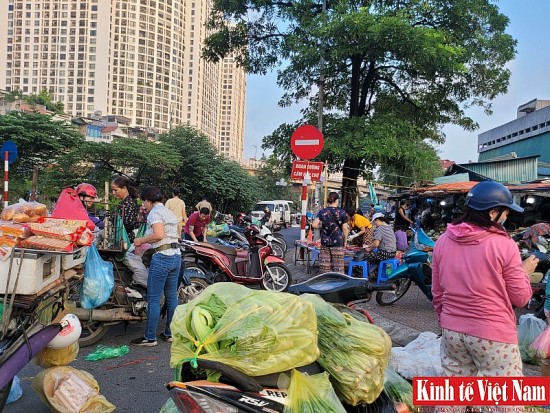Hà Nội: Chợ "cóc" Ngã Tư Sở vì sao nhiều năm chưa được xử lý triệt để?
