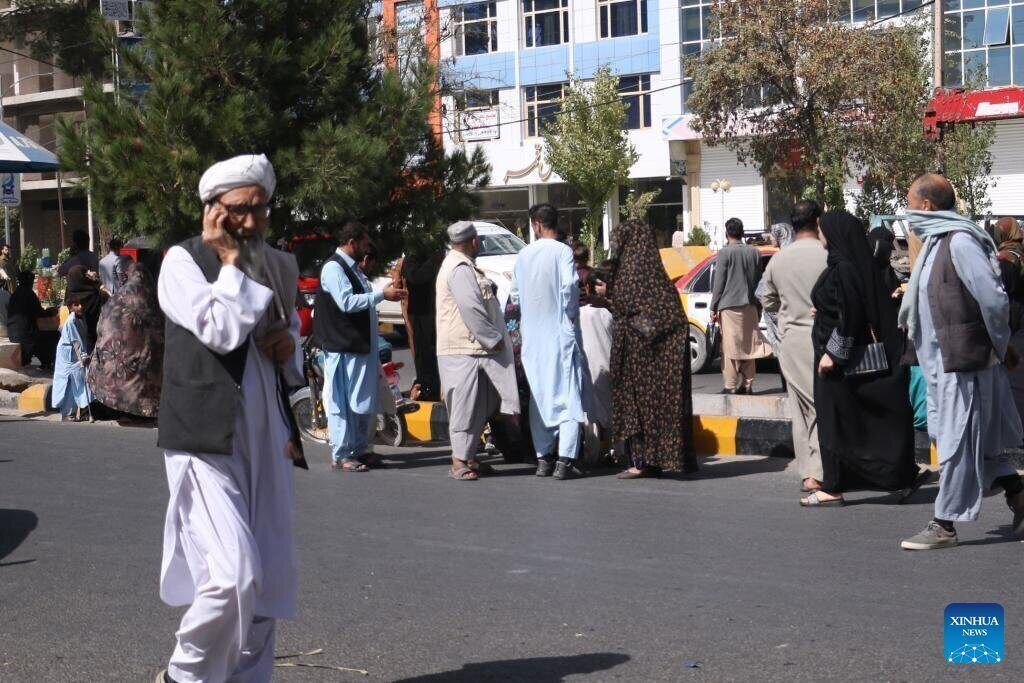 Người dân đổ ra đường sau động đất ở Herat, Afghanistan, ngày 7.10.2023. Ảnh: Xinhua