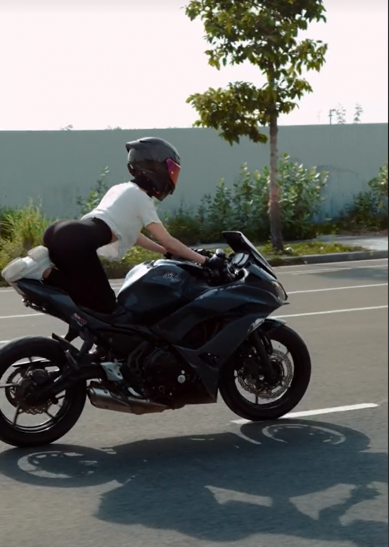 Ngọc Trinh điều khiển xe mô tô với những hành động nguy hiểm. Ảnh chụp màn hình