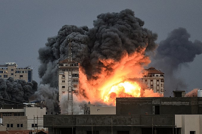 Khói bốc lên tại Gaza sau đòn đáp trả của Israel ngày 7/10. Ảnh: AFP
