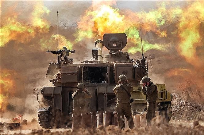 Quân đội Israel phóng đạn pháo về khu vực giáp giới Dải Gaza, ngày 11/10/2023. Ảnh: AFP