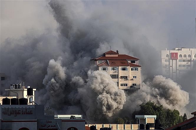 Khói lửa bốc lên từ thành phố Gaza, sau các cuộc oanh kích của không lực Israel nhằm đáp trả các vụ tấn công bằng rocket của Phong trào Hamas, ngày 11/10/2023. Ảnh: THX/TTXVN