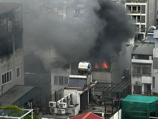 Hà Nội: Kịp thời dập tắt đám cháy trên phố Đông Các