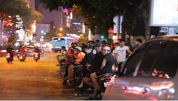 Nhiều thanh niên, bất chấp nguy hiểm, dừng xe giữa đường để xem Cảnh sát 141