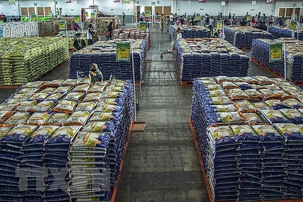 Gạo được bày trong nhà kho ở Surabaya, Đông Java, Indonesia. (Ảnh: AFP/TTXVN)