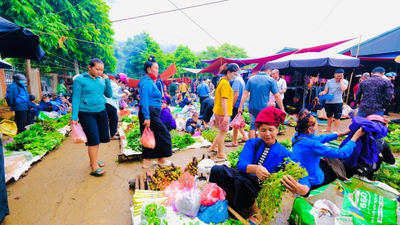 Chợ phiên – nơi đồng bào DTTS và miền núi mua bán, giao thương hàng hóa (Ảnh: T.H)