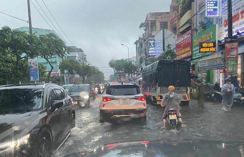 Nhiều đường phố khu vực trung tâm TP Đà Nẵng bị ngập. Ảnh: Báo Lao động