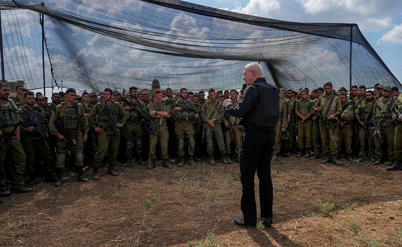 Bộ trưởng Quốc phòng Israel Gallant phát biểu trước các binh sĩ tập trung gần biên giới với Dải Gaza ngày 19/10