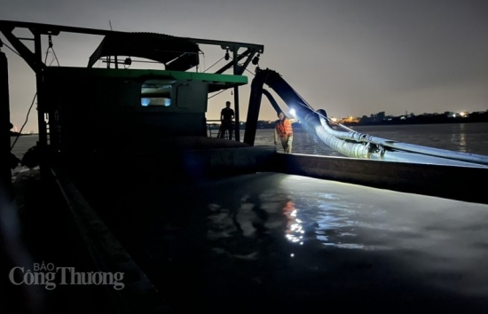 Cảnh sát mật phục bắt tàu khai thác cát trong đêm trên sông Hồng