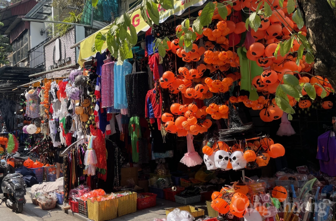 Nhộn nhịp thị trường đồ hóa trang trước ngày lễ Halloween
