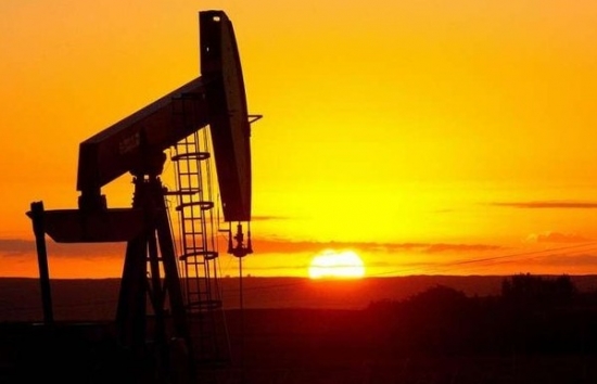 Giá dầu tăng tuần thứ 2 liên tiếp, khí tự nhiên lao dốc 10%