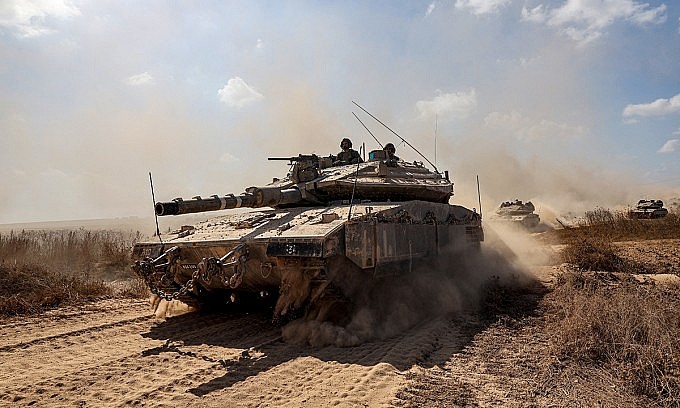 Xe tăng chủ lực Merkava của Israel di chuyển gần biên giới với Dải Gaza ngày 13/10. Ảnh: AFP