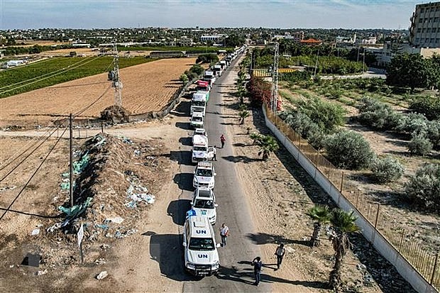 Đoàn xe tải chở hàng viện trợ di chuyển từ Ai Cập qua cửa khẩu Rafah vào Dải Gaza ngày 21/10. Ảnh: AFP