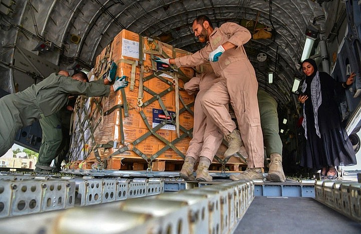 Hàng viện trợ được chất lên máy bay ở Kuwait, sau đó được đưa đến Ai Cập, rồi vào Dải Gaza thông qua cửa khẩu Rafah, ngày 23-10 - Ảnh: AFP