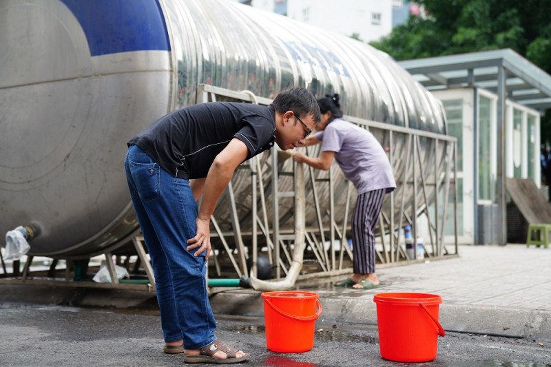 Ở các téc cơ động người dân giám sát chặt nguồn nước đầu vào để yên tâm sử dụng