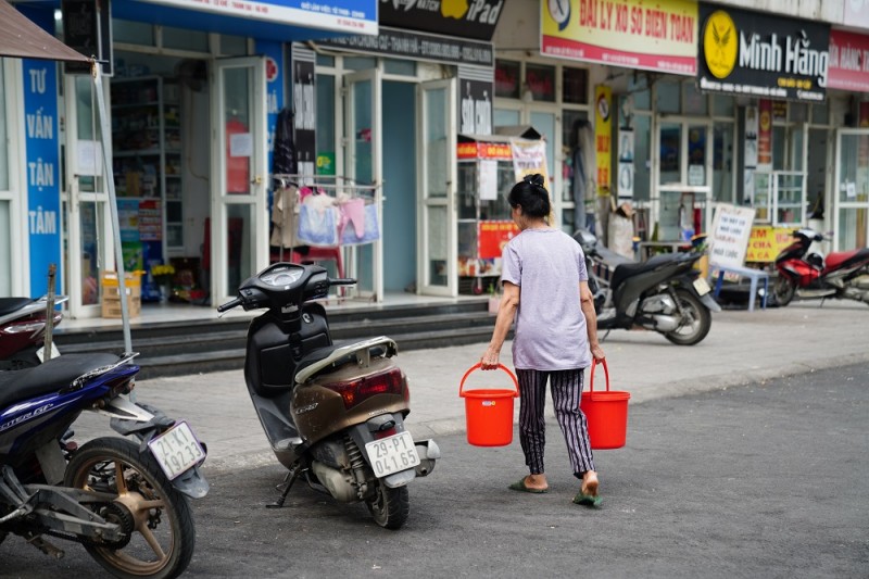 Thiếu nước sạch sinh hoạt khiến cuộc sống của người dân đảo lộn