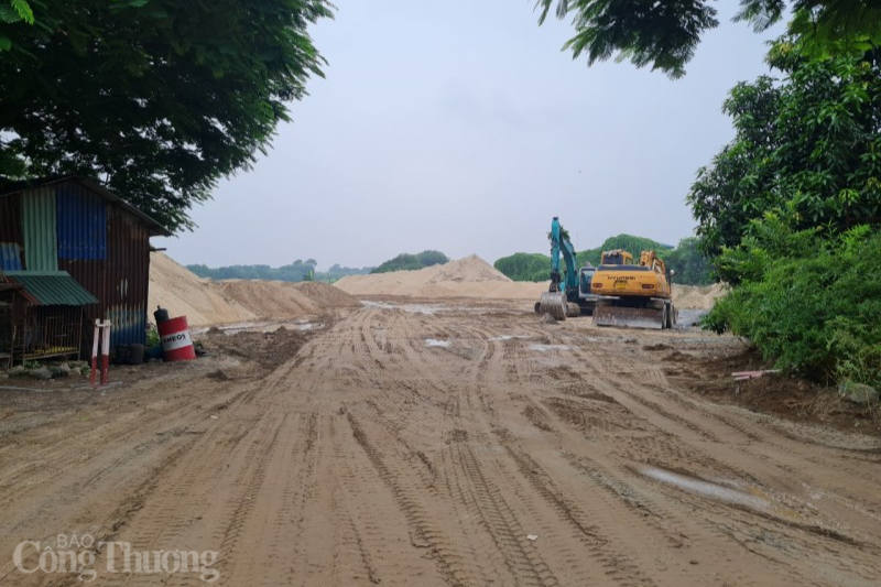 Một điểm tập kết trung chuyển cát, vật liệu xây dựng tại đê tả sông Hồng, xã Võng La, huyện Đông Anh, Hà Nội.