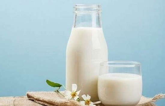 Có nên uống sữa khi chưa ăn sáng?