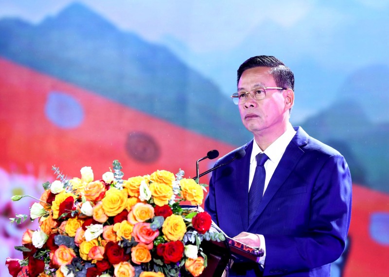 Chủ tịch UBND tỉnh Nguyễn Văn Sơn phát biểu khai mạc chương trình. Ảnh baohagiang. Ảnh baohagiang