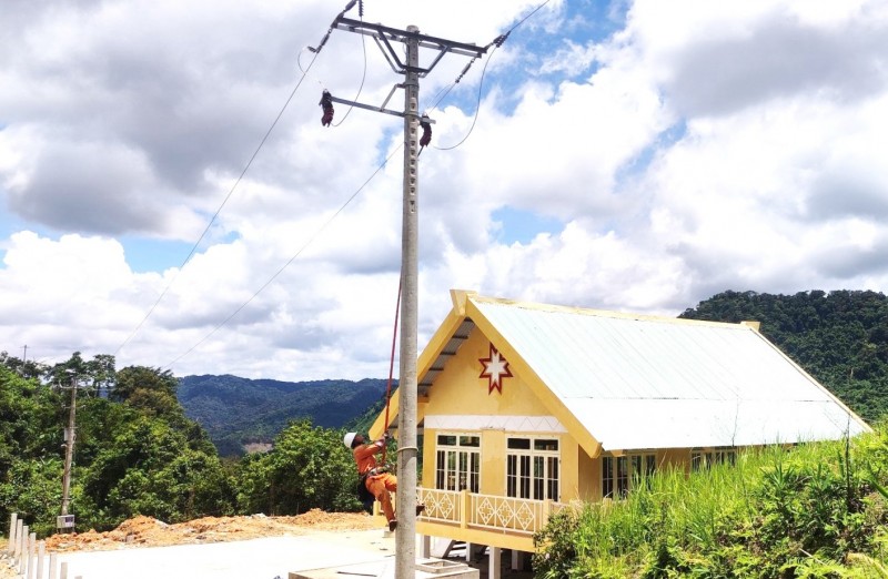 Đầu tư kéo lưới điện quốc gia phục vụ sản xuất, sinh hoạt cho đồng bào Cơ Tu ở thôn Côn Zốt ( Ảnh: Đăng Nguyên)