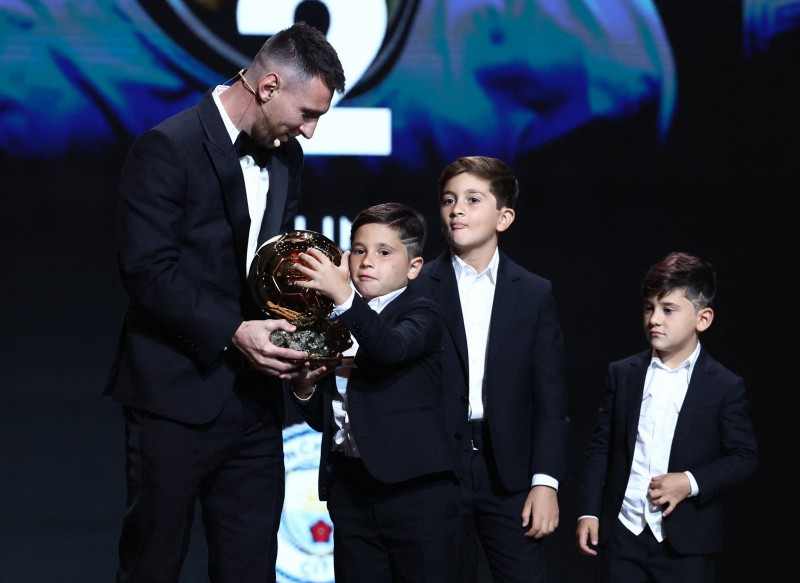 Messi cùng các con trai chia sẻ niềm vui