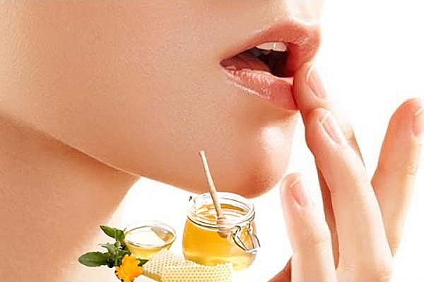 Mật ong có chức năng giữ môi bạn luôn mềm mại, chữa trị những vết nứt trên môi. Ảnh minh họa
