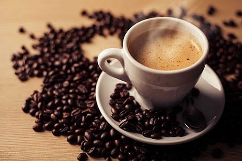 cà phê có chứa caffeine giúp tăng sự tỉnh táo và hoạt động tư duy hiệu quả hơn. Ảnh minh họa